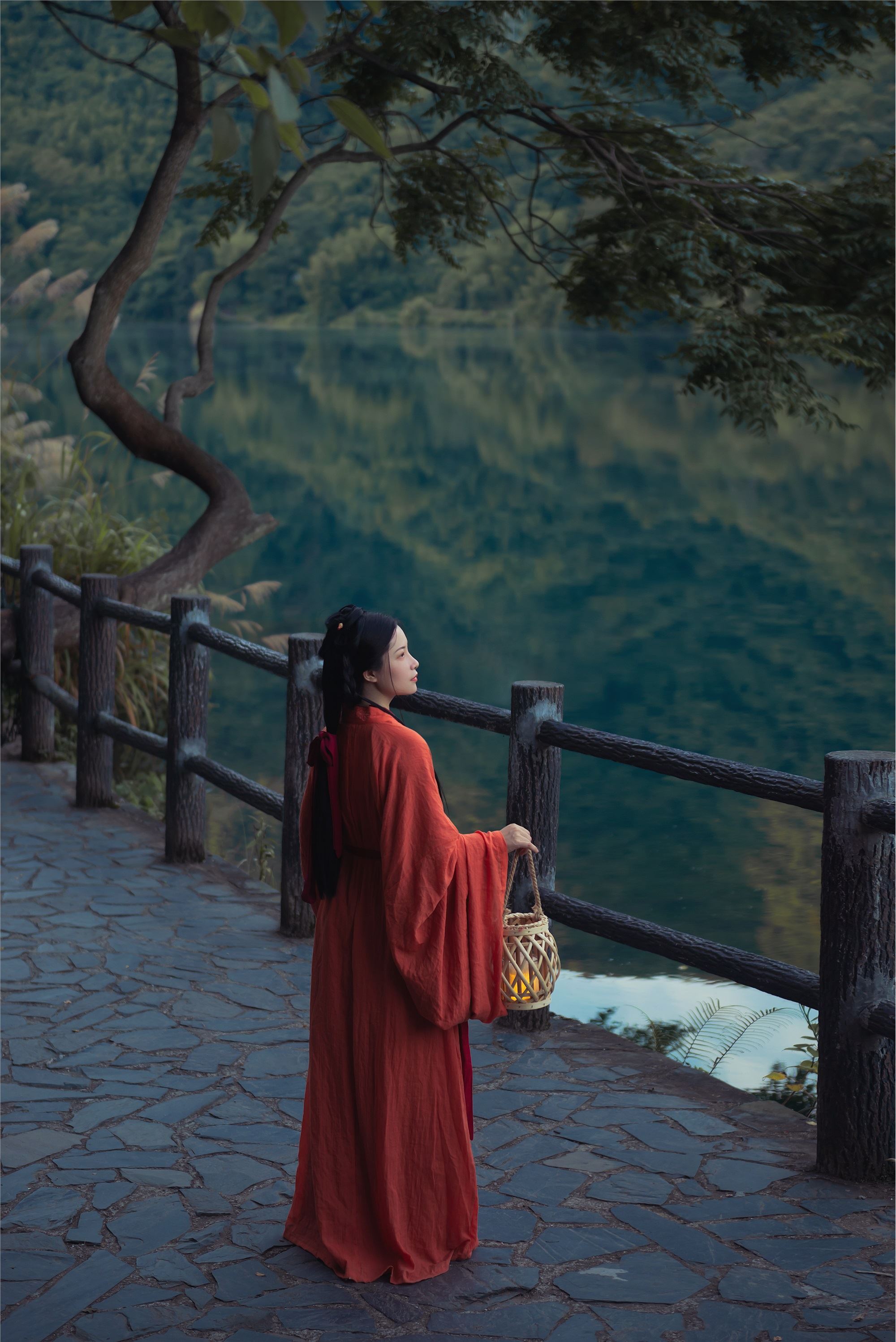 YITUYU艺图语 2021.09.08 人间忽晚 山河已秋 秦笙